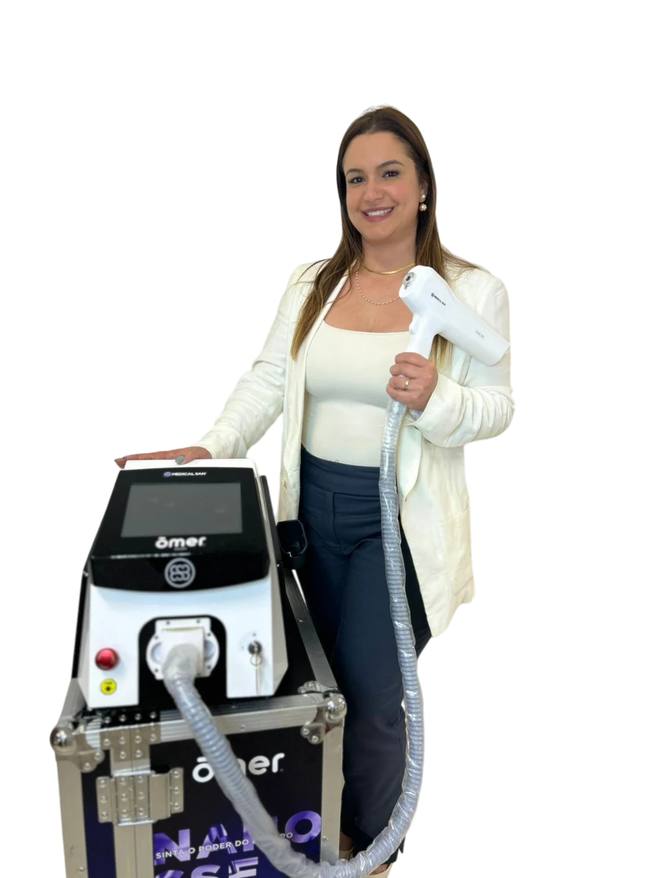 Lorena Musa com equipamento de laser para remoção de tatuagem em Curitiba