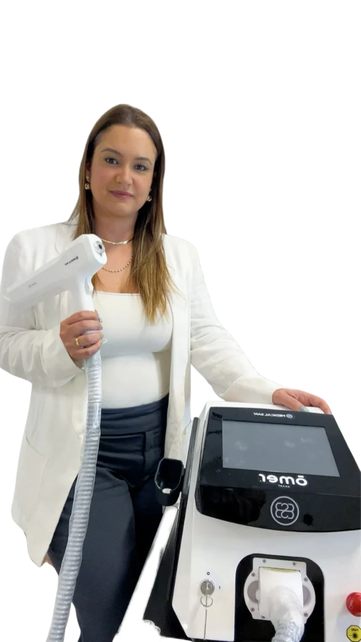 Lorena Musa com equipamento de laser para remoção de tatuagem em Curitiba